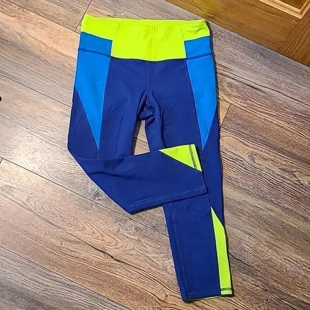 ATHLETA Colorblok Cropped Leggings.